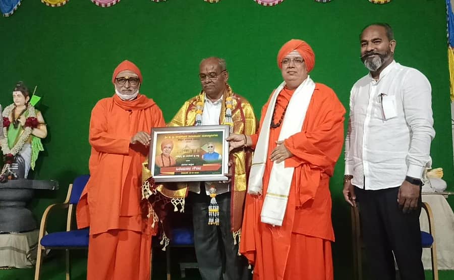 ಬೆಳಗಾವಿಯ ಹುಕ್ಕೇರಿ ಹಿರೇಮಠದಲ್ಲಿ ಸಚಿವ  ಉಮೇಶ ಕತ್ತಿ ಅವರನ್ನು ಚಂದ್ರಶೇಖರ ಶಿವಾಚಾರ್ಯ ಸ್ವಾಮೀಜಿ ಮತ್ತು ಕಾರಂಜಿ ಮಠದ  ಗುರುಸಿದ್ಧ ಸ್ವಾಮೀಜಿ ಆಶೀರ್ವದಿಸಿದರು. ಬಿಡಿಸಿಸಿ ಬ್ಯಾಂಕ್ ಅಧ್ಯಕ್ಷ ರಮೇಶ ಕತ್ತಿ ಇದ್ದಾರೆ