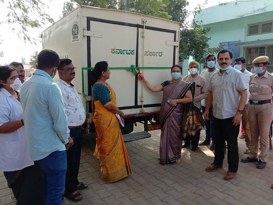 ಜಿಲ್ಲೆಗೆ ಬಂದ ಕೋವಿಡ್ ಲಸಿಕೆಯನ್ನು ಜಿಲ್ಲಾಧಿಕಾರಿ ಎಂ.ಎಸ್. ಅರ್ಚನಾ ಶುಕ್ರವಾರ ಬರಮಾಡಿಕೊಂಡರು