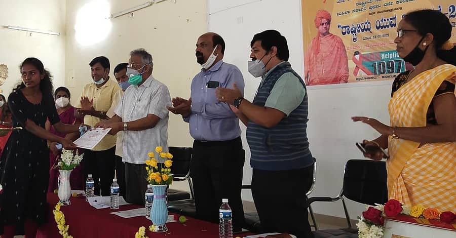 ಹಾಸನದ ಮಹಿಳಾ ಸರ್ಕಾರಿ ಪ್ರಥಮ ದರ್ಜೆ ಕಾಲೇಜಿನಲ್ಲಿ ಏರ್ಪಡಿಸಿದ್ದ ಕಾರ್ಯಕ್ರಮದಲ್ಲಿ ವಿವಿಧ ಸ್ಪರ್ಧೆಯಲ್ಲಿ ವಿಜೇತರಾದ ವಿದ್ಯಾರ್ಥಿಗಳಿಗೆ ಜಿಲ್ಲಾ ರೆಡ್ಕ್ರಾಸ್ ಉಪಸಭಾಪತಿ ಡಾ.ಗುರುರಾಜ್ ಹೆಬ್ಬಾರ್ ಬಹುಮಾನ ವಿತರಿಸಿದರು