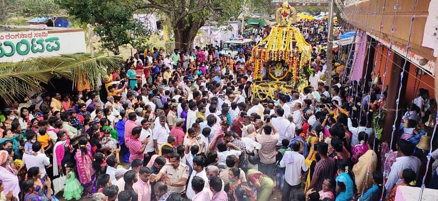 ಕೃಷ್ಣರಾಜಪೇಟೆ ತಾಲ್ಲೂಕಿನ ಪುರಾಣ ಪ್ರಸಿದ್ಧ ಬಿಲ್ಲೇನಹಳ್ಳಿಯ ಗವಿರಂಗನಾಥಸ್ವಾಮಿ ಬ್ರಹ್ಮರಥೋತ್ಸವಕ್ಕೆ ಸಚಿವ ನಾರಾಯಣ ಗೌಡ, ತಹಶೀಲ್ದಾರ್ ಎಂ.ಶಿವಮೂರ್ತಿ ಚಾಲನೆ ನೀಡಿದರು. ರಥೋತ್ಸವದಲ್ಲಿ ಸಾವಿರಾರು ಭಕ್ತರು ಭಾಗವಹಿಸಿದ್ದರು