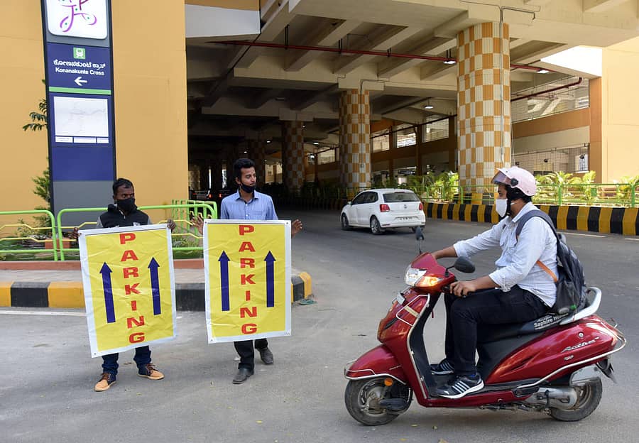 ಕೋಣನಕುಂಟೆ ಕ್ರಾಸ್‌ ಮೆಟ್ರೊ ನಿಲ್ದಾಣದ ಬಳಿ ವಾಹನ ನಿಲುಗಡೆಗೆ ವ್ಯವಸ್ಥೆ ಇದೆ ಎಂದು ಸಾರ್ವಜನಿಕರಿಗೆ ಮಾಹಿತಿ ನೀಡುತ್ತಿರುವ ಖಾಸಗಿ ಸಂಸ್ಥೆ ಸಿಬ್ಬಂದಿ. ಪ್ರಜಾವಾಣಿ ಚಿತ್ರ : ಅನೂಪ್ ರಾಘ. ಟಿ.