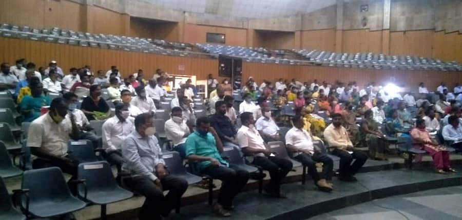 ಹಾಸನ ನಗರದ ಹಾಸನಾಂಬ ಕಲಾ ಕ್ಷೇತ್ರದಲ್ಲಿ ಜಿಲ್ಲಾಧಿಕಾರಿ ಆರ್. ಗಿರೀಶ್ ಅಧ್ಯಕ್ಷತೆಯಲ್ಲಿ ನಡೆದ ಸಭೆಯಲ್ಲಿ ಭಾಗವಹಿಸಿದ್ದ ಗ್ರಾ.ಪಂ. ನೂತನ ಸದಸ್ಯರು