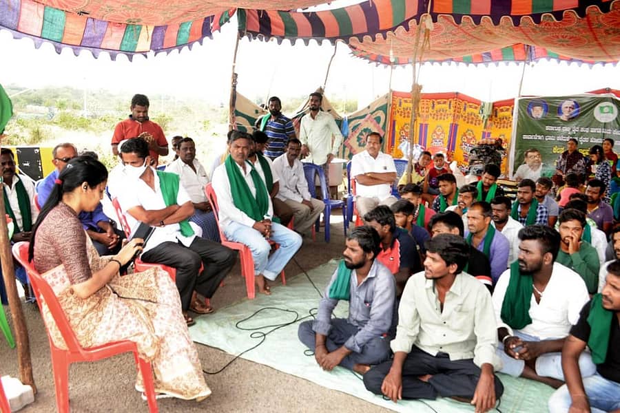 ನಂಜನಗೂಡು ತಾಲ್ಲೂಕಿನ ಇಮ್ಮಾವು ಕೈಗಾರಿಕಾ ಪ್ರದೇಶದ ಏಷ್ಯನ್ ಪೇಂಟ್ಸ್ ಕಾರ್ಖಾನೆ ಮುಂಭಾಗ ರೈತರು ಪ್ರತಿಭಟನೆ ನಡೆಸುತ್ತಿದ್ದ ಸ್ಥಳಕ್ಕೆ ಶುಕ್ರವಾರ ಜಿಲ್ಲಾಧಿಕಾರಿ ರೋಹಿಣಿ ಸಿಂಧೂರಿ ಭೇಟಿ ನೀಡಿ ಮಾತನಾಡಿದರು