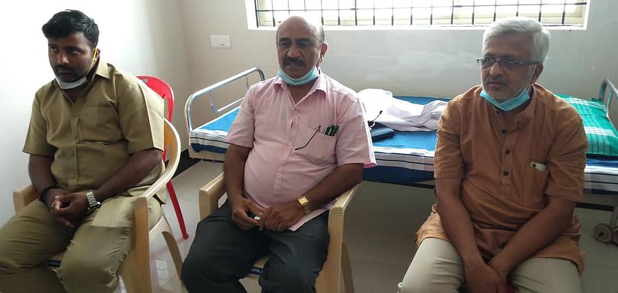 ಮೈಸೂರಿನಲ್ಲಿ ಶನಿವಾರ ಕೋವಿಡ್ ಲಸಿಕೆ ಪಡೆದ ಆಂಬುಲೆನ್ಸ್ ಚಾಲಕ ಯು.ಸಂದೇಶ್, ಸ್ಯಾನಿಟೋರಿಯಂ ವೈದ್ಯಕೀಯ ಅಧೀಕ್ಷಕ ಡಾ.ಎಚ್.ಎನ್.ವಿರೂಪಾಕ್ಷ, ವಿವೇಕಾನಂದ ಸ್ಮಾರಕ ಆಸ್ಪತ್ರೆ ಸಂಸ್ಥಾಪಕ ಡಾ.ಆರ್.ಬಾಲಸುಬ್ರಮಣ್ಯಂ