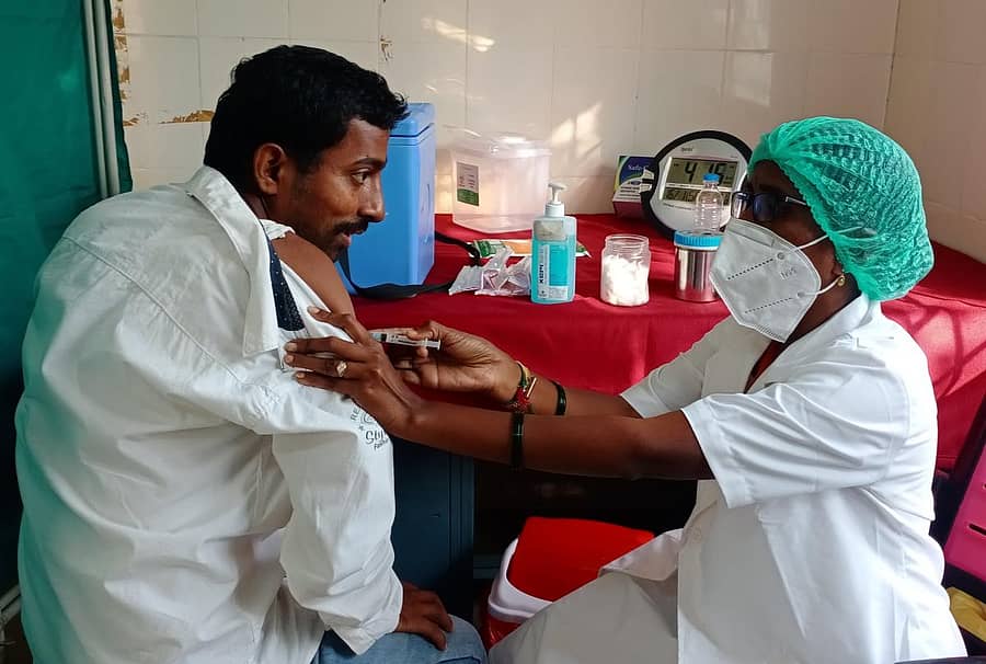ಯರಗೊಳ ಪ್ರಾಥಮಿಕ ಆರೊಗ್ಯ ಕೆಂದ್ರದಲ್ಲಿ ಲಸಿಕೆ ಹಾಕುತ್ತಿರುವ ಸಿಬ್ಬಂದಿ
