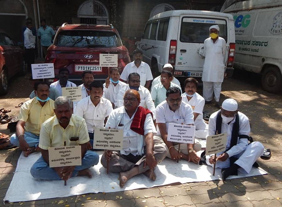 ಬೆಳಗಾವಿಯ ಜಿಲ್ಲಾ ಕ್ರೀಡಾಂಗಣದಲ್ಲಿ ಬಿಜೆಪಿಯಿಂದ ಆಯೋಜಿಸಿರುವ ‘ಜನಸೇವಕ ಸಮಾವೇಶ ಸಮಾರೋಪ’ ರದ್ದುಪಡಿಸುವಂತೆ  ಆಗ್ರಹಿಸಿ ಮಾಹಿತಿ ಹಕ್ಕು ಕಾರ್ಯಕರ್ತ ಭೀಮಪ್ಪ ಗಡಾದ ಬೆಂಬಲಿಗರೊಂದಿಗೆ ಜಿಲ್ಲಾಧಿಕಾರಿ ಕಚೇರಿ ಆವರಣದಲ್ಲಿ ಶನಿವಾರ ಪ್ರತಿಭಟನೆ ನಡೆಸಿದರು