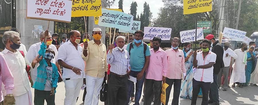 ರಾಮನಗರದಲ್ಲಿ ನಡೆದ ಪ್ರತಿಭಟನಾ ಮೆರವಣಿಗೆಯಲ್ಲಿ ಎಸ್.ಆರ್. ಹಿರೇಮಠ ಪಾಲ್ಗೊಂಡರು