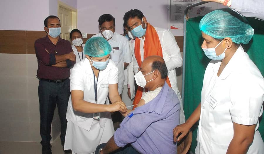 ಕೋಲಾರದ ಎಸ್ಎನ್ಆರ್ ಜಿಲ್ಲಾ ಆಸ್ಪತ್ರೆಯಲ್ಲಿ ಶನಿವಾರ ಆರೋಗ್ಯ ಕಾರ್ಯಕರ್ತರಿಗೆ ಕೋವಿಡ್ ಲಸಿಕೆ ನೀಡಲಾಯಿತು.