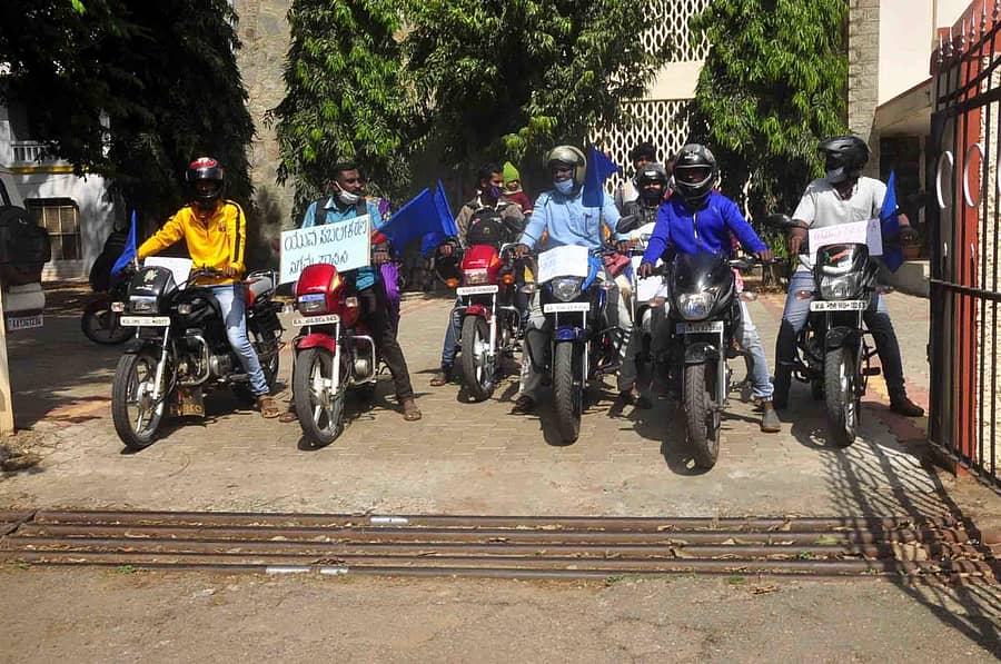 ಸ್ವಾಮಿ ವಿವೇಕಾನಂದ ಯುವ ಸಬಲೀಕರಣ ನಿಗಮ ಸ್ಥಾಪಿಸುವಂತೆ ಆಗ್ರಹಿಸಿ ತುಮಕೂರು ಜಿಲ್ಲೆಯ ಸಿರಾ ಯುವಜನ ಒಕ್ಕೂಟ ಮಂಗಳೂರುವರೆಗೆ ಬೈಕ್‌ ರ‍್ಯಾಲಿ ಹಮ್ಮಿಕೊಂಡಿದೆ.