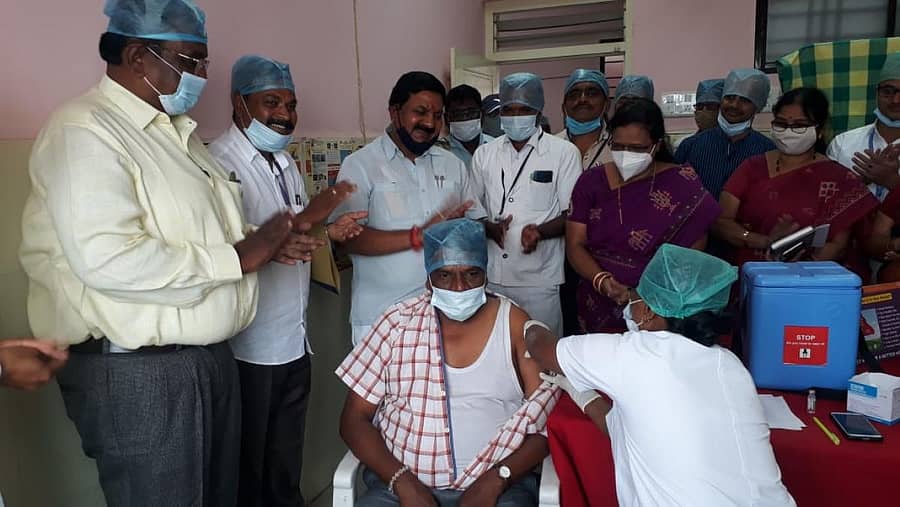 ರಾಯಬಾಗದಲ್ಲಿ ಕೋವಿಡ್ ಲಸಿಕೆ ಅಭಿಯಾನಕ್ಕೆ ಶನಿವಾರ ಚಾಲನೆ ನೀಡಲಾಯಿತು. ಶಾಸಕ ಡಿ.ಎಂ. ಐಹೊಳೆ ಇದ್ದಾರೆ