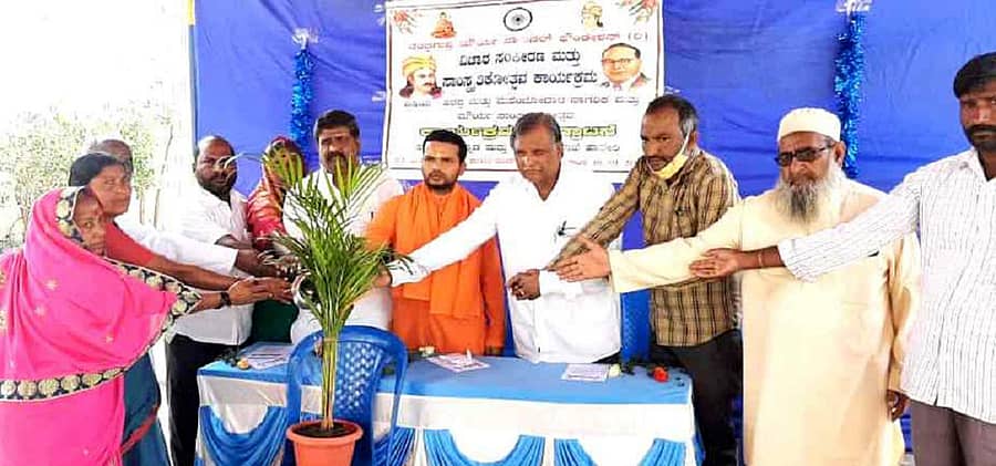 ಹಾವೇರಿಯ ಮುರುಘಾಮಠದಲ್ಲಿ ಚಂದ್ರಗುಪ್ತ ಮೌರ್ಯ ಫೌಂಡೇಶನ್ ವತಿಯಿಂದ ಶನಿವಾರ ಆಯೋಜಿಸಿದ್ದ ಹರಪ್ಪ- ಮೆಹಂಜದಾರೊ ಜಿಲ್ಲಾ ಮಟ್ಟದ ವಿಚಾರ ಸಂಕಿರಣವನ್ನು ಹೊಸಮಠದ ಬಸವಶಾಂತಲಿಂಗ ಸ್ವಾಮೀಜಿ ಉದ್ಘಾಟಿಸಿದರು