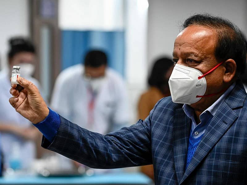 ದೆಹಲಿಯ ಏಮ್ಸ್ನಲ್ಲಿ ಕೋವಿಡ್-19 ಲಸಿಕೆ ಹಂಚಿಕೆ ಉದ್ಘಾಟಿಸುತ್ತಿರುವ ಆರೋಗ್ಯ ಸಚಿವ ಡಾ. ಹರ್ಷವರ್ಧನ್