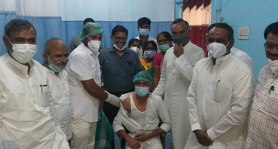 ಕೋವಿಡ್ ಲಸಿಕೆ ಹಾಕುವ ವಿಧಾನವನ್ನು ಚಿತ್ತಾಪುರ ಶಾಸಕರು ಹಾಗೂ ಕೆಪಿಸಿಸಿ ವಕ್ತಾರ ಪ್ರಿಯಾಂಕ್ ಖರ್ಗೆ ಪರಿಶೀಲಿಸಿದರು