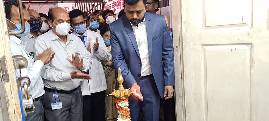 ಕೋವಿಡ್ ಲಸಿಕಾ ಕಾರ್ಯಕ್ರಮವನ್ನು ಜಿಲ್ಲಾಧಿಕಾರಿ ಆರ್.ವೆಂಕಟೇಶಕುಮಾರ್ ಉದ್ಘಾಟಿಸಿದರು.