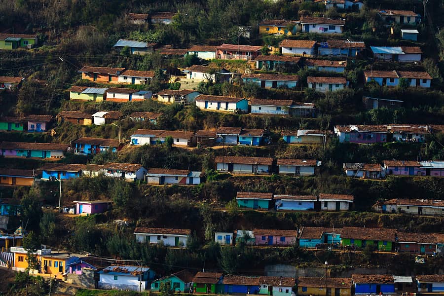 ಊಟಿಯ ಕೊಳೆಗೇರಿ ನಿವಾಸಿಗಳಿಗಾಗಿ ಗುಡ್ಡದ ಇಳಿಜಾರಿನಲ್ಲಿ ಕಟ್ಟಿಸಿದ ಮನೆಗಳು