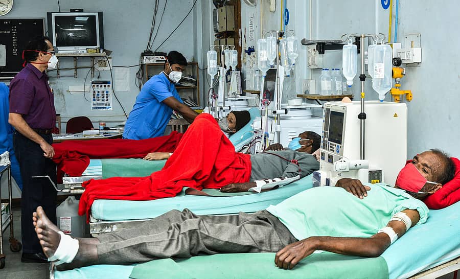 ಹುಬ್ಬಳ್ಳಿಯ ಕರ್ನಾಟಕ ವೈದ್ಯಕೀಯ ವಿಜ್ಞಾನ ಸಂಸ್ಥೆ (ಕಿಮ್ಸ್‌) ಆಸ್ಪತ್ರೆಯಲ್ಲಿ ಡಯಾಲಿಸಿಸ್ ಚಿಕಿತ್ಸೆ ಪಡೆಯುತ್ತಿರುವ‌ ರೋಗಿಗಳು –ಪ್ರಜಾವಾಣಿ ಚಿತ್ರ/ತಾಜುದ್ದೀನ್‌ ಆಜಾದ್