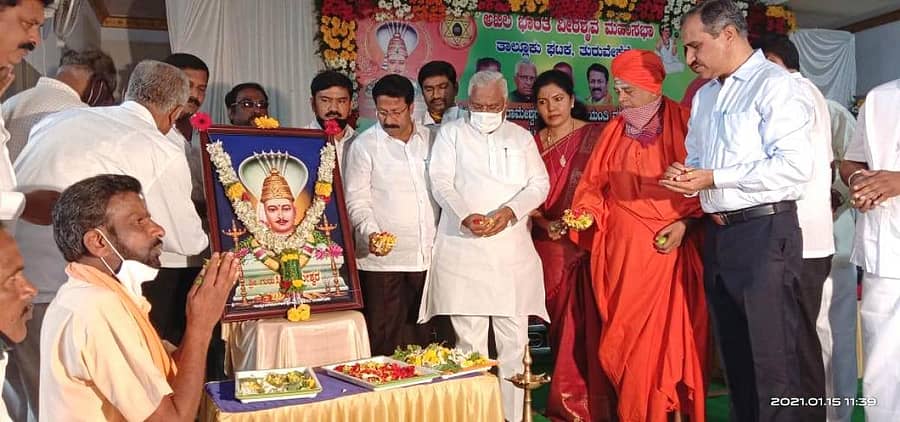 ತುರುವೇಕೆರೆಯ ಸಿದ್ಧರಾಮೇಶ್ವರ ಸಮುದಾಯ ಭವನದಲ್ಲಿ ಗುರು ಸಿದ್ಧರಾಮೇಶ್ವರ ಜಯಂತಿ ಆಚರಿಸಲಾಯಿತು