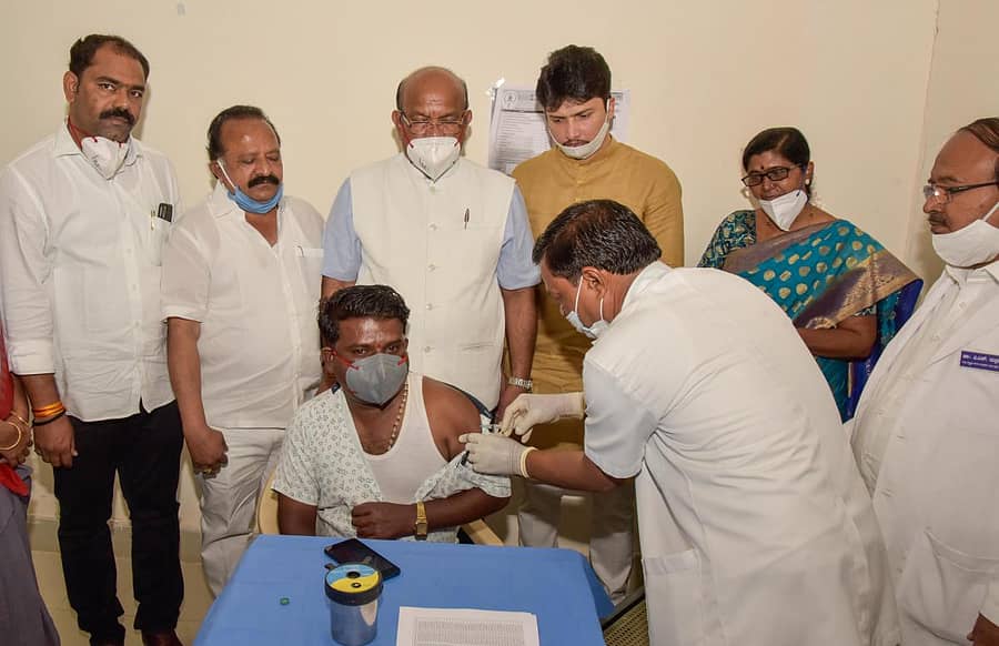 ಕಲಬುರ್ಗಿಯ ಜಿಮ್ಸ್ ಕಾಲೇಜಿನಲ್ಲಿ ಶನಿವಾರ ಅನಂತರಾಜ ಅವರಿಗೆ ಮೊದಲ ಕೊರಿನಾ ಲಸಿಕೆ ನೀಡಲಾಯಿತು