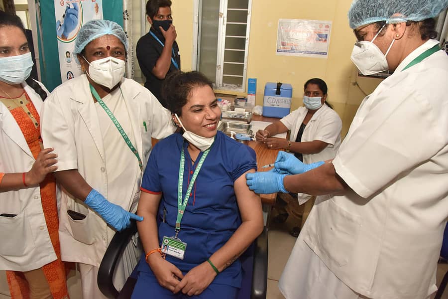 ನಗರದ ಕೆ.ಸಿ. ಜನರಲ್ ಆಸ್ಪತ್ರೆಯಲ್ಲಿ ‘ಕೋವಿಶೀಲ್ಡ್‌’ ಲಸಿಕೆ ವಿತರಿಸಲಾಯಿತು. – ಪ್ರಜಾವಾಣಿ ಚಿತ್ರ