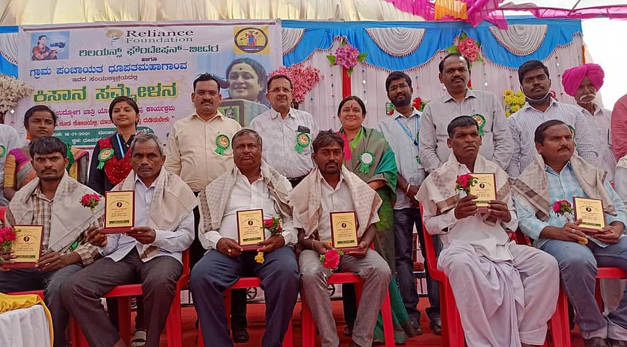 ಔರಾದ್ ತಾಲ್ಲೂಕಿನ ಧುಪತಮಹಾಗಾಂವ ಗ್ರಾಮದಲ್ಲಿ ಶನಿವಾರ ನಡೆದ ಕಿಸಾನ ಸಮ್ಮೇಳನದಲ್ಲಿ ಪ್ರಗತಿಪರ ರೈತರನ್ನು ಗೌರವಿಸಲಾಯಿತು