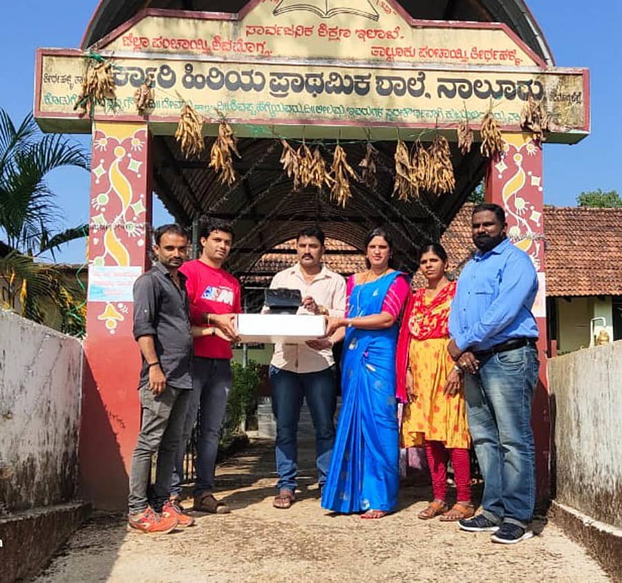 ತೀರ್ಥಹಳ್ಳಿ ತಾಲ್ಲೂಕಿನ ನಾಲೂರು ಸರ್ಕಾರಿ ಹಿರಿಯ ಪ್ರಾಥಮಿಕ ಶಾಲೆಗೆ ಹಳೆ ವಿದ್ಯಾರ್ಥಿಗಳಾದ ಕೊಳಿಗೆ ಗ್ರಾಮದ ಕೆ.ವಿ. ಜೀವನ್, ಕೆ.ವಿ. ವರ್ಧನ್ ಸಹೋದರರು ಶನಿವಾರ ಥರ್ಮಲ್ ಸ್ಕ್ಯಾನರ್ ಕೊಡುಗೆಯಾಗಿ ನೀಡಿದರು.