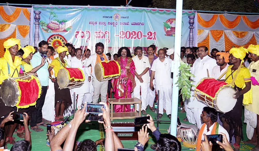 ಹುಣಸಗಿ ತಾಲ್ಲೂಕಿನ ಕನ್ನೇಳ್ಳಿ ಗ್ರಾಮದಲ್ಲಿ ಕನ್ನಡ ಮತ್ತು ಸಂಸ್ಕೃತಿ ಇಲಾಖೆಯಿಂದ ನಡೆದ ಸುಗ್ಗಿ ಹುಗ್ಗಿ ಕಾರ್ಯಕ್ರಮಕ್ಕೆ ಶಾಸಕ ರಾಜೂಗೌಡ ಡೊಳ್ಳು ಬಾರಿಸುವ ಮೂಲಕ ಚಾಲನೆ ನೀಡಿದರು