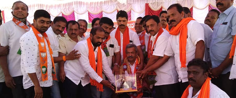 ಮುಖ್ಯಮಂತ್ರಿಯ ರಾಜಕೀಯ ಕಾರ್ಯದರ್ಶಿಯಾಗಿ ನೇಮಕಗೊಂಡ ಡಿ.ಎನ್.ಜೀವರಾಜ್ ಅವರನ್ನು ನರಸಿಂಹರಾಜಪುರ ದಲ್ಲಿ ತಾಲ್ಲೂಕು ಬಿಜೆಪಿ ಘಟಕದ ವತಿಯಿಂದ ಶನಿವಾರ ನಡೆದ ಕಾರ್ಯಕ್ರಮದಲ್ಲಿ ಅಭಿನಂದಿಸಲಾಯಿತು.