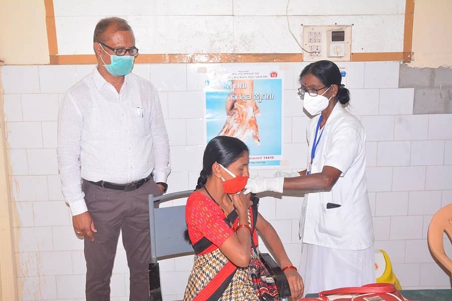 ಗದುಗಿನ ನಗರ ಪ್ರಾಥಮಿಕ ಆರೋಗ್ಯ ಕೇಂದ್ರದಲ್ಲಿ ಅಂಗನವಾಡಿ ಕಾರ್ಯಕರ್ತೆಯರಿಗೆ ಕೋವಿಡ್–19 ಲಸಿಕೆ ನೀಡಲಾಯಿತು