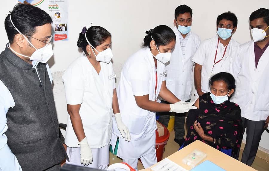 ಬೀದರ್ನ ಬ್ರಿಮ್ಸ್ನಲ್ಲಿ ಆರೋಗ್ಯ ಇಲಾಖೆ ಸಿಬ್ಬಂದಿಗೆ ಶನಿವಾರ ಕೋವಿಡ್ ಲಸಿಕೆ ನೀಡಲಾಯಿತು