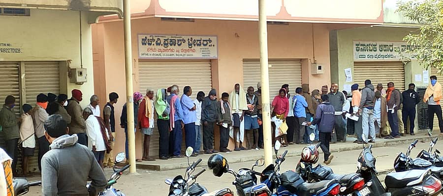 ರಾಗಿ ಖರೀದಿ ಕೇಂದ್ರದ ಮುಂದೆ ಹೆಸರು ನೋಂದಣಿಗೆ ಬೆಳಿಗ್ಗೆಯೇ ಸಾಲುಗಟ್ಟಿ ನಿಂತಿರುವ ರೈತರು