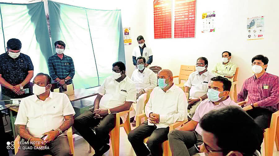 ಕೊಪ್ಪಳದಲ್ಲಿ ಕೋವಿಡ್‌ ಲಸಿಕೆ ವಿತರಣಾ ಕಾರ್ಯಕ್ರಮವನ್ನು ಗಣ್ಯರು ವೀಕ್ಷಿಸಿದರು