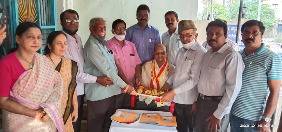 ಶಿವಮೊಗ್ಗ ತಾಲ್ಲೂಕಿನ ಸಾಹಿತ್ಯ ಸಮ್ಮೇಳನ ಸರ್ವಾಧ್ಯಕ್ಷರಾಗಿ ಆಯ್ಕೆಯಾದ ಡಾ.ಕೆ.ಪದ್ಮನಾಭ ಉಡುವ ಅವರನ್ನು ಪರಿಷತ್ತಿನ ಸದಸ್ಯರು ಸಮ್ಮೇಳನಕ್ಕೆ ಆಹ್ವಾನ ನೀಡಿದರು.