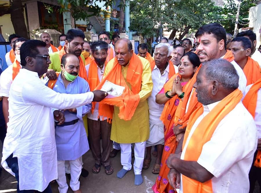 ಸಂಸದ ವೈ.ದೇವೇಂದ್ರಪ್ಪನವರು ಭಾನುವಾರ ಹೊಸಪೇಟೆಯಲ್ಲಿ ಸಾರ್ವಜನಿಕರಿಂದ ರಾಮ ಮಂದಿರಕ್ಕಾಗಿ ದೇಣಿಗೆ ಪಡೆದು, ನಿಧಿ ಸಂಗ್ರಹ ಅಭಿಯಾನಕ್ಕೆ ಚಾಲನೆ ನೀಡಿದರು