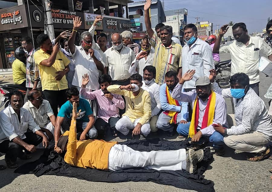 ತಾಳವಾಡಿಯನ್ನು ಕರ್ನಾಟಕಕ್ಕೆ ಸೇರಿಸಬೇಕು, ಯಡಿಯೂರಪ್ಪ ಅವರು ಚಾಮರಾಜನಗರಕ್ಕೆ ಬರಬೇಕು ಎಂದು ಆಗ್ರಹಿಸಿ ವಾಟಾಳ್ ನಾಗರಾಜ್ ಹಾಗೂ ಬೆಂಬಲಿಗರು ಭಾನುವಾರ ಪ್ರತಿಭಟನೆ ನಡೆಸಿದರು