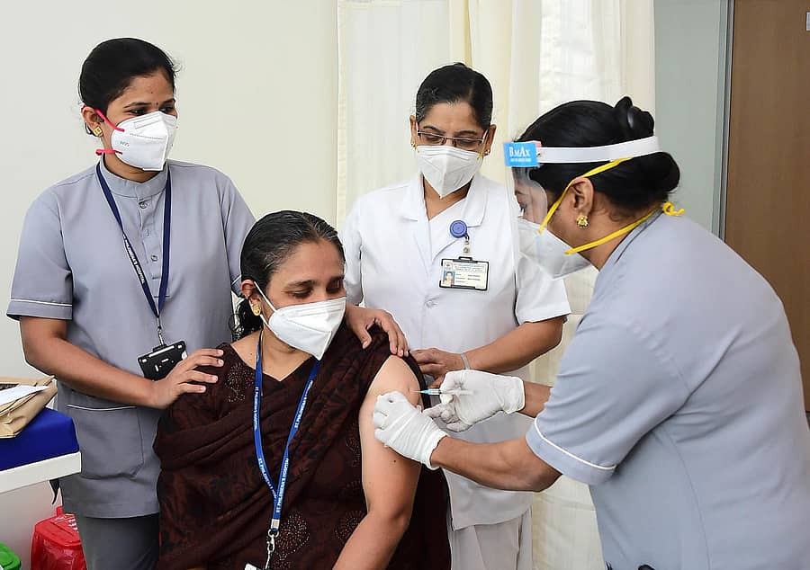 ಸೇಂಟ್ ಫಿಲೋಮಿನಾ ಆಸ್ಪತ್ರೆಯಲ್ಲಿ ವೈದ್ಯರೊಬ್ಬರಿಗೆ ಕೋವಿಡ್ ಲಸಿಕೆ ನೀಡುತ್ತಿರುವ ನರ್ಸ್‌ಗಳು -ಪ್ರಜಾವಾಣಿ ಚಿತ್ರ