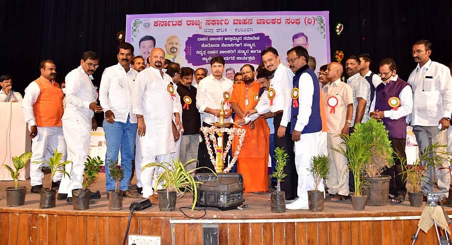 ಕಲಬುರ್ಗಿಯಲ್ಲಿ ಭಾನುವಾರ ನಡೆದ ರಾಜ್ಯ ಸರ್ಕಾರಿ ವಾಹನ ಚಾಲಕರ ಸಮಾವೇಶವನ್ನು ಸಿ.ಎಸ್‌. ಷಡಕ್ಷರಿ ಉದ್ಘಾಟಿಸಿದರು