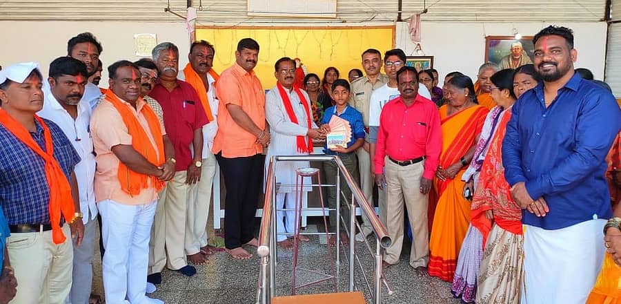 ಹುಬ್ಬಳ್ಳಿಯ ವಾರ್ಡ್ ಸಂಖ್ಯೆ 47ರಲ್ಲಿ ಭಾನುವಾರ ಬಿಜೆಪಿ ಕಾರ್ಯಕರ್ತರು ರಾಮಮಂದಿರ ನಿರ್ಮಾಣ ನಿಧಿ ಸಂಗ್ರಹ ಅಭಿಯಾನಕ್ಕೆ ಚಾಲನೆ ನೀಡಿದರು