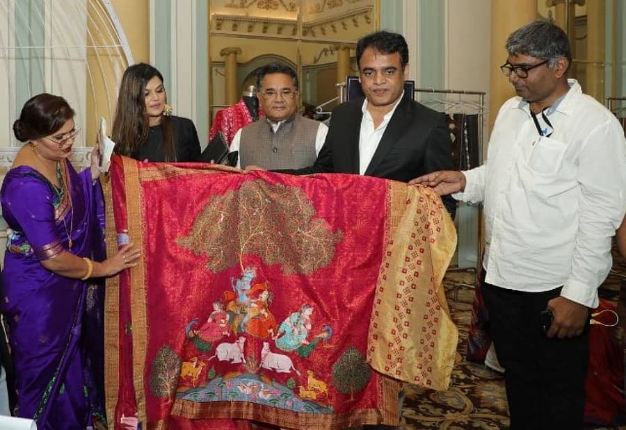 ಉಪಮುಖ್ಯಮಂತ್ರಿ ಸಿ.ಎನ್.ಅಶ್ವತ್ಥನಾರಾಯಣ ಅವರು ಪ್ರದರ್ಶನದಲ್ಲಿ ವಸ್ತ್ರಗಳನ್ನು ವೀಕ್ಷಿಸಿದರು. ಸಮಂತಾಸ್ ಸಂಸ್ಥೆಯ ಇತಿ ಸಮಂತ, ಅಪರ್ಣ ಸಮಂತ, ವಿಶ್ವವಾಣಿ ಪತ್ರಿಕೆಯ ಸಂಪಾದಕ ವಿಶ್ವೇಶ್ವರ ಭಟ್‌ ಹಾಗೂ ಇತರರು ಇದ್ದರು.