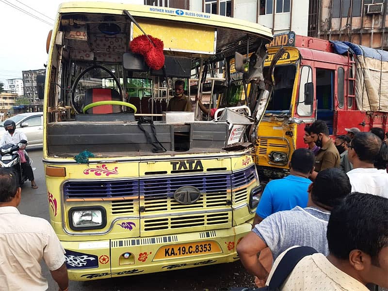 ಬಸ್–ಲಾರಿ ಡಿಕ್ಕಿ