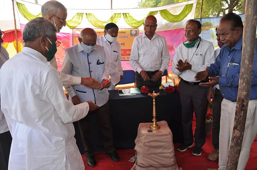 ಯಾದಗಿರಿ ತಾಲ್ಲೂಕಿನ ಯಡ್ಡಳ್ಳಿ ಗ್ರಾಮದಲ್ಲಿ ‘ತೋಟಗಾರಿಕೆ ಕಡೆ–ಮಂಥನ ಕಾರ್ಯಕ್ರಮ’ ಹಮ್ಮಿಕೊಳ್ಳಲಾಗಿತ್ತು