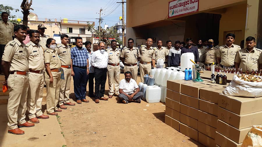 ತಾದೂರು ಗ್ರಾಮದ ರೇಷ್ಮೆ ಸಾಕಾಣಿಕೆ ಮನೆಯೊಂದರಲ್ಲಿ ನಕಲಿ ಮದ್ಯ ತಯಾರಿಸುತ್ತಿದ್ದ ಘಟಕದ ಮೇಲೆ ದಾಳಿ ನಡೆಸಿದ ಅಬಕಾರಿ ಇಲಾಖೆಯ ಅಧಿಕಾರಿಗಳು ನಕಲಿ ಮದ್ಯ ವಶಪಡಿಸಿಕೊಂಡಿದ್ದಾರೆ