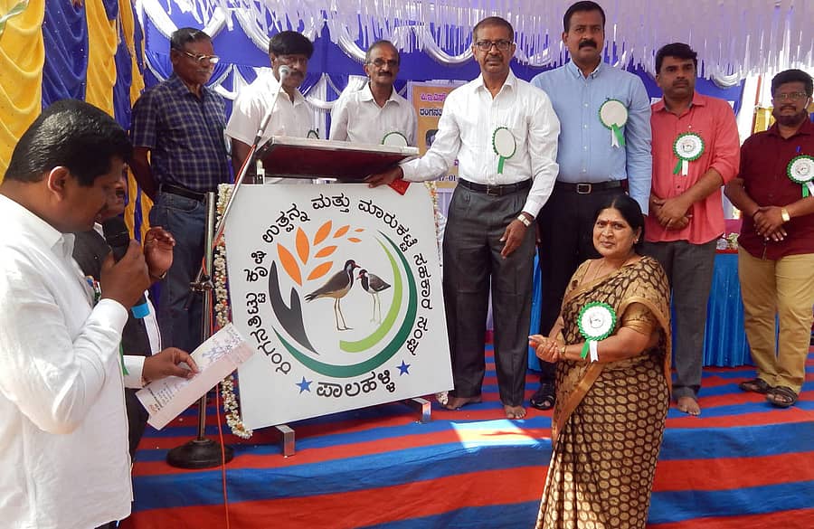 ಶ್ರೀರಂಗಪಟ್ಟಣ ತಾಲ್ಲೂಕು ಪಾಲಹಳ್ಳಿಯಲ್ಲಿ ಭಾನುವಾರ ಪಿಇಎಸ್ ಕಾನೂನು ಕಾಲೇಜು ಹಿರಿಯ ಎನ್ಎಸ್ಎಸ್ ವೇದಿಕೆ ಹಾಗೂ ರಂಗನತಿಟ್ಟು ಕೃಷಿ ಉತ್ಪನ್ನ ಮತ್ತು ಮಾರುಕಟ್ಟೆ ಸಹಕಾರ ಸಂಘ ಭಾನುವಾರ ಏರ್ಪಡಿಸಿದ್ದ ‘ಸಂಕ್ರಾಂತಿ ಸಂಭ್ರಮ’ದಲ್ಲಿ ನಿವೃತ್ತ ನಗರ ಯೋಜನಾ ನಿರ್ದೇಶಕ ಪಿ.ಎಸ್. ನಟರಾಜ್ ಸಹಕಾರ ಸಂಘದ ಲಾಂಛನ ಅನಾವರಣ ಮಾಡಿದರು