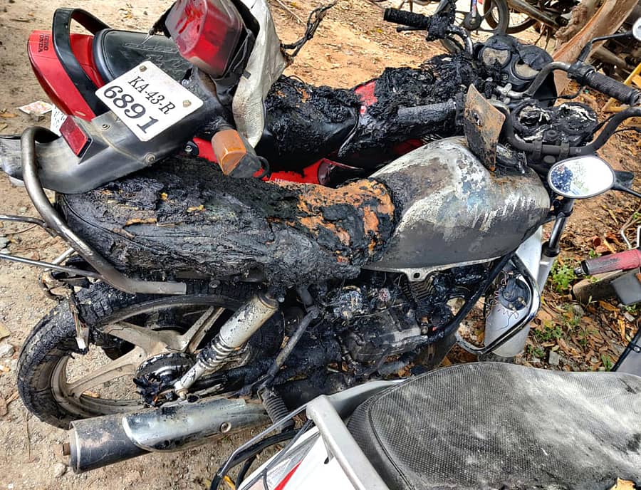 ದೊಡ್ಡಬಳ್ಳಾಪುರದ ಶ್ರೀನಗರದಲ್ಲಿ ಬೆಂಕಿಗೆ ಆಹುತಿಯಾಗಿರುವ ಬೈಕ್‍ಗಳು