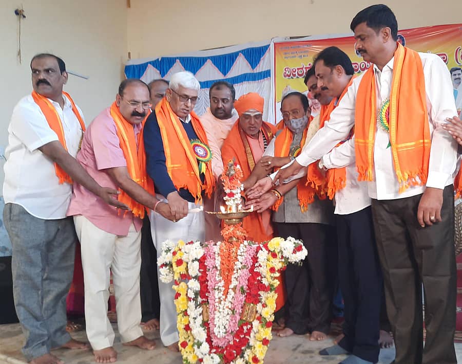 ಆನೇಕಲ್ ತಾಲ್ಲೂಕಿನ ಚಂದಾಪುರದಲ್ಲಿ ವೀರಶೈವ ಲಿಂಗಾಯತ ಮಹಾಸಭಾ ಆಯೋಜಿಸಿದ್ದ ಧರ್ಮಜಾಗೃತಿ ಸಮಾವೇಶವನ್ನು ವೀರಶೈವ ಲಿಂಗಾಯತ ಅಭಿವೃದ್ಧಿ ನಿಗಮದ ಅಧ್ಯಕ್ಷ ಬಿ.ಎಸ್.ಪರಮಶಿವಯ್ಯ ಉದ್ಘಾಟಿಸಿದರು