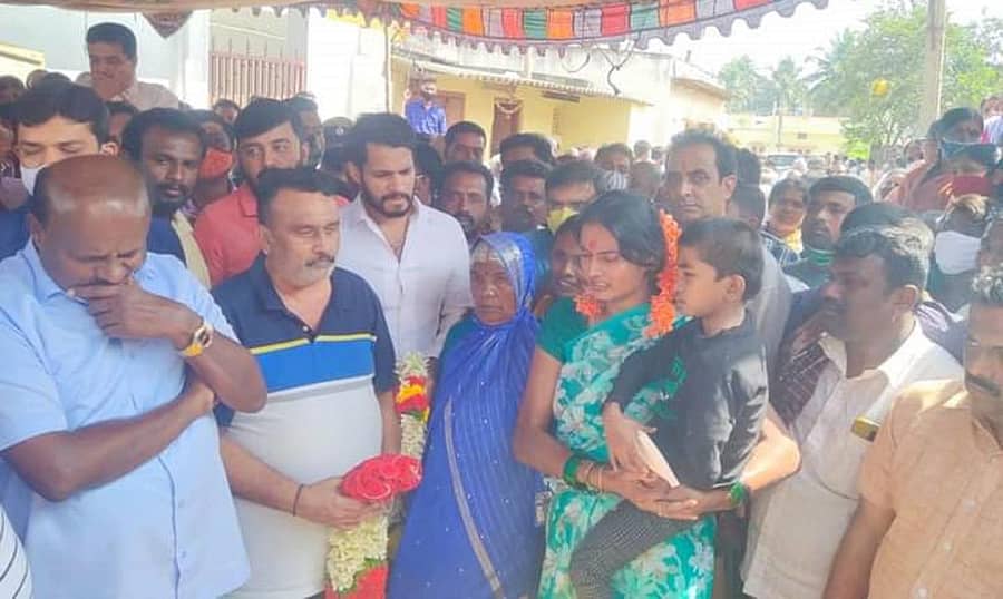 ಜಯರಾಂ ಕುಟುಂಬದವರಿಗೆ ಮಾಜಿ ಮುಖ್ಯಮಂತ್ರಿ ಎಚ್.ಡಿ. ಕುಮಾರಸ್ವಾಮಿ ಸಾಂತ್ವನ ಹೇಳಿದರು