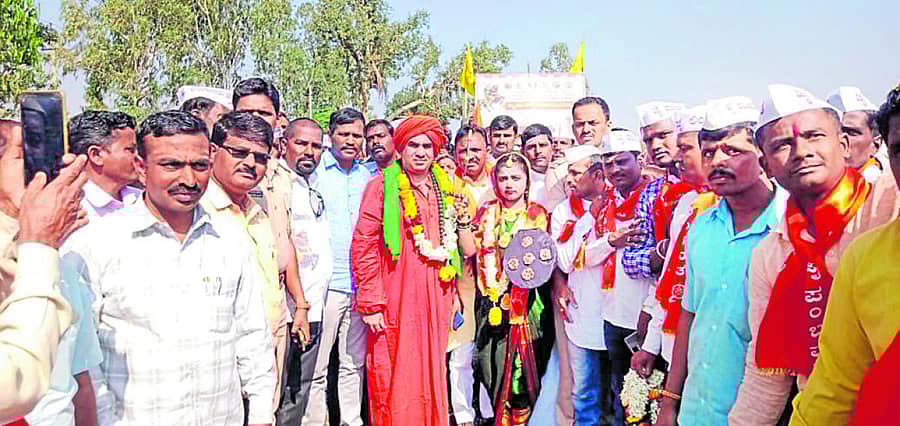 ಯಲಬುರ್ಗಾ ತಾಲ್ಲೂಕು ಬಂಡಿ ಗ್ರಾಮದಲ್ಲಿ ಪಾದಯಾತ್ರೆಯನ್ನು ಬರಮಾಡಿಕೊಳ್ಳಲಾಯಿತು
