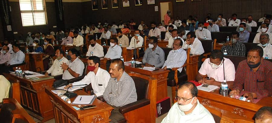 ಸಭೆಯಲ್ಲಿ ಭಾಗವಹಿಸಿದ್ದ ಅಧಿಕಾರಿಗಳು