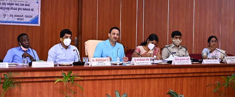 ಕಾರವಾರದಲ್ಲಿ ಸೋಮವಾರ ನಡೆದ ‘ದಿಶಾ’ ಸಭೆಯಲ್ಲಿ ಸಂಸದ ಅನಂತಕುಮಾರ ಹೆಗಡೆ ಮಾತನಾಡಿದರು