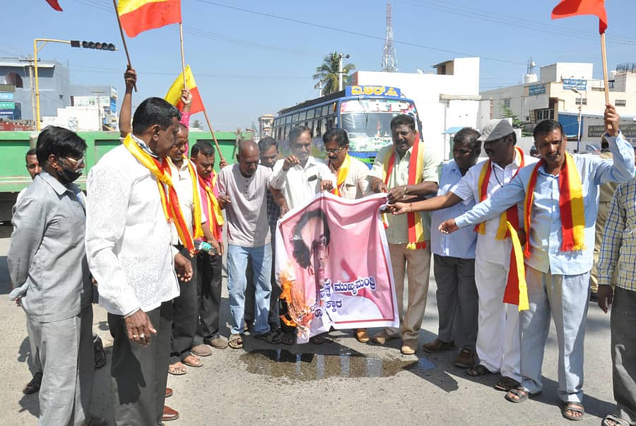 ಕರ್ನಾಟಕ ಸೇನಾ ಪಡೆಯ ಕಾರ್ಯಕರ್ತರು ಉದ್ಧವ್‌ ಠಾಕ್ರೆಯ ಅವರ ಭಾವಚಿತ್ರಕ್ಕೆ ಬೆಂಕಿ ಹಾಕಿ ಆಕ್ರೋಶ ವ್ಯಕ್ತಪಡಿಸಿದರು