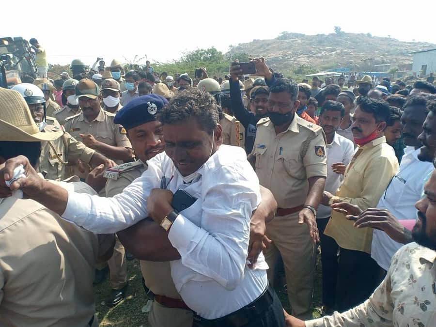 ರಾಯಚೂರಿನ ಹಳೇ ಆಶ್ರಯ ಕಾಲನಿಯಲ್ಲಿ ತೆರವು ಕಾರ್ಯಾಚರಣೆ ವಿರುದ್ಧ ಪ್ರತಿಭಟನೆ ನಡೆಸಿದ ಟಿಯುಸಿಐ ಜಿಲ್ಲಾ ಘಟಕದ ಅಧ್ಯಕ್ಷ ಜಿ.ಅಮರೇಶ ಅವರನ್ನು ಪೊಲೀಸ್ ಅಧಿಕಾರಿ ಎತ್ತಿಕೊಂಡು ಕರೆದೊಯ್ದರು